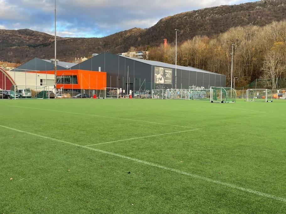 3 Sleeping Rooms For 82M2 Which Direct Traffic To Airport And City Center Bergen Exterior photo